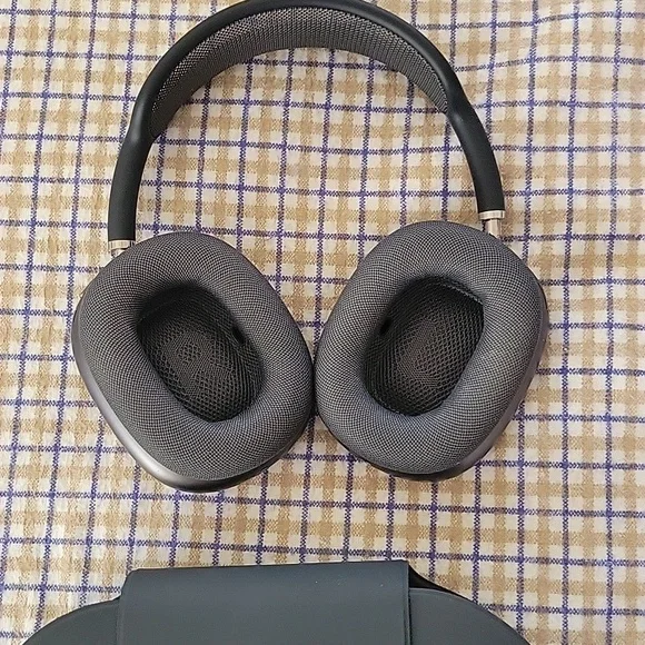 Apple AirPods Max Trade With @poshfriend - Picture 5 of 10